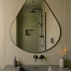 MIRRORS AND MORE MISOU Wandspiegel Organische Spiegel Druppel Spiegel Badkamer Zwart metaal 100x80cm BRITTA